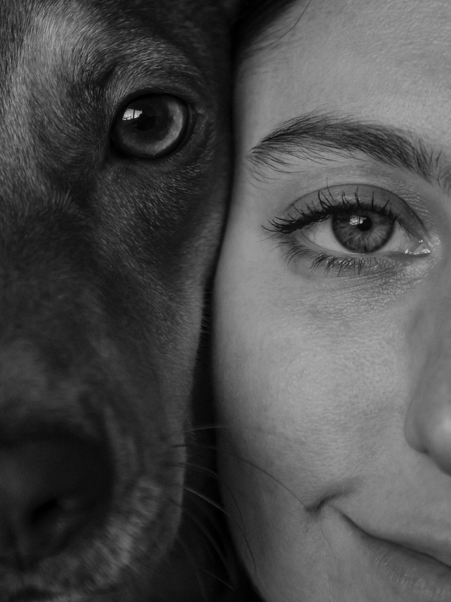 Retrato en blanco y negro de una mujer junto a un perro